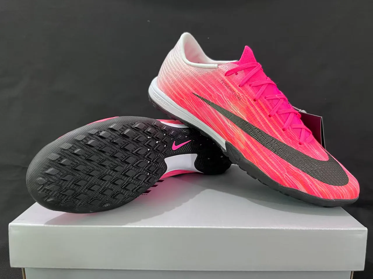 Nike Chaussures de soccer turf à coupe basse rose et noir avec upper en maille dégradé 17