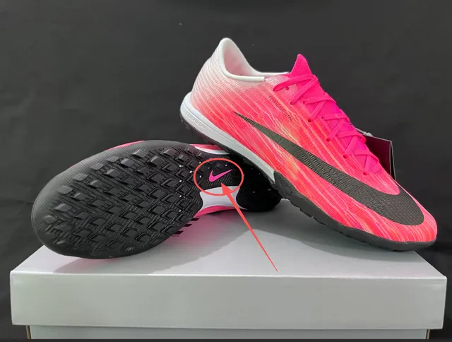 Nike Chaussures de soccer turf à coupe basse rose et noir avec upper en maille dégradé 18