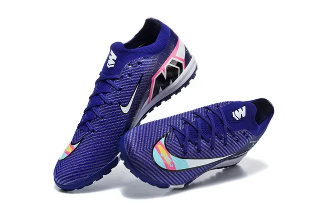 Nike Chaussures de football Turf avec upper en knit multicolore et impression de taches pourpres 2