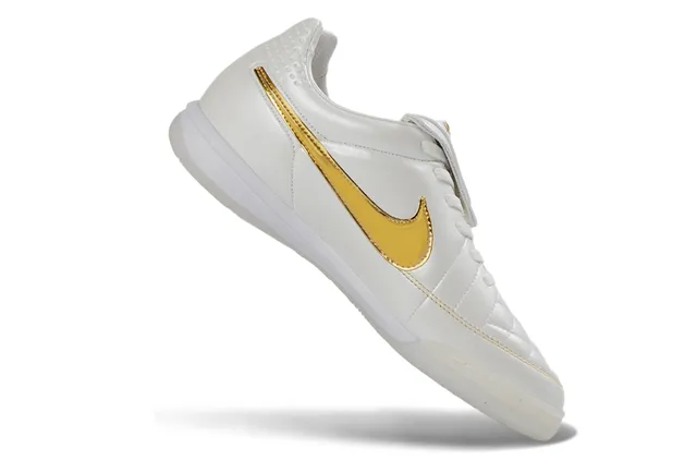 Nike Tiempo أبيض ذهبي جلد مخطط الجزء العلوي سووش معدني أحذية كرة قدم داخلية 2