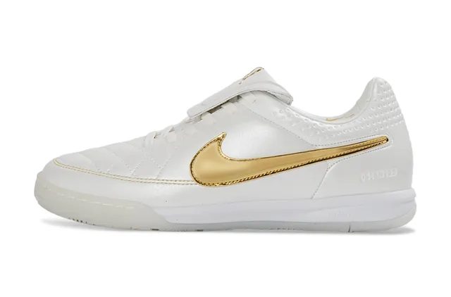 Nike Tiempo أبيض ذهبي جلد مخطط الجزء العلوي سووش معدني أحذية كرة قدم داخلية 7