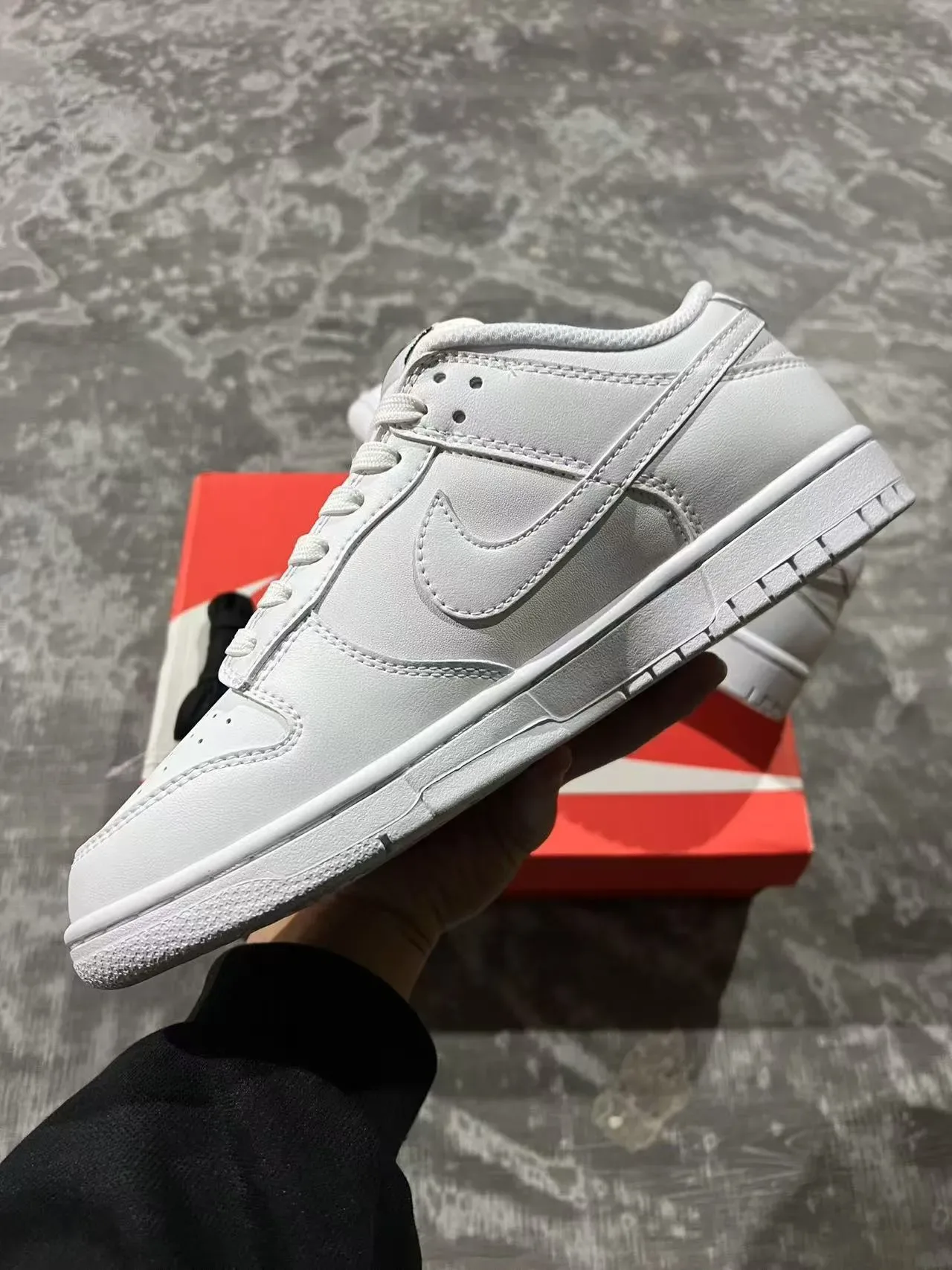 Nike White Black Low-Top Leather Upper Lifestyle Sneakers 6