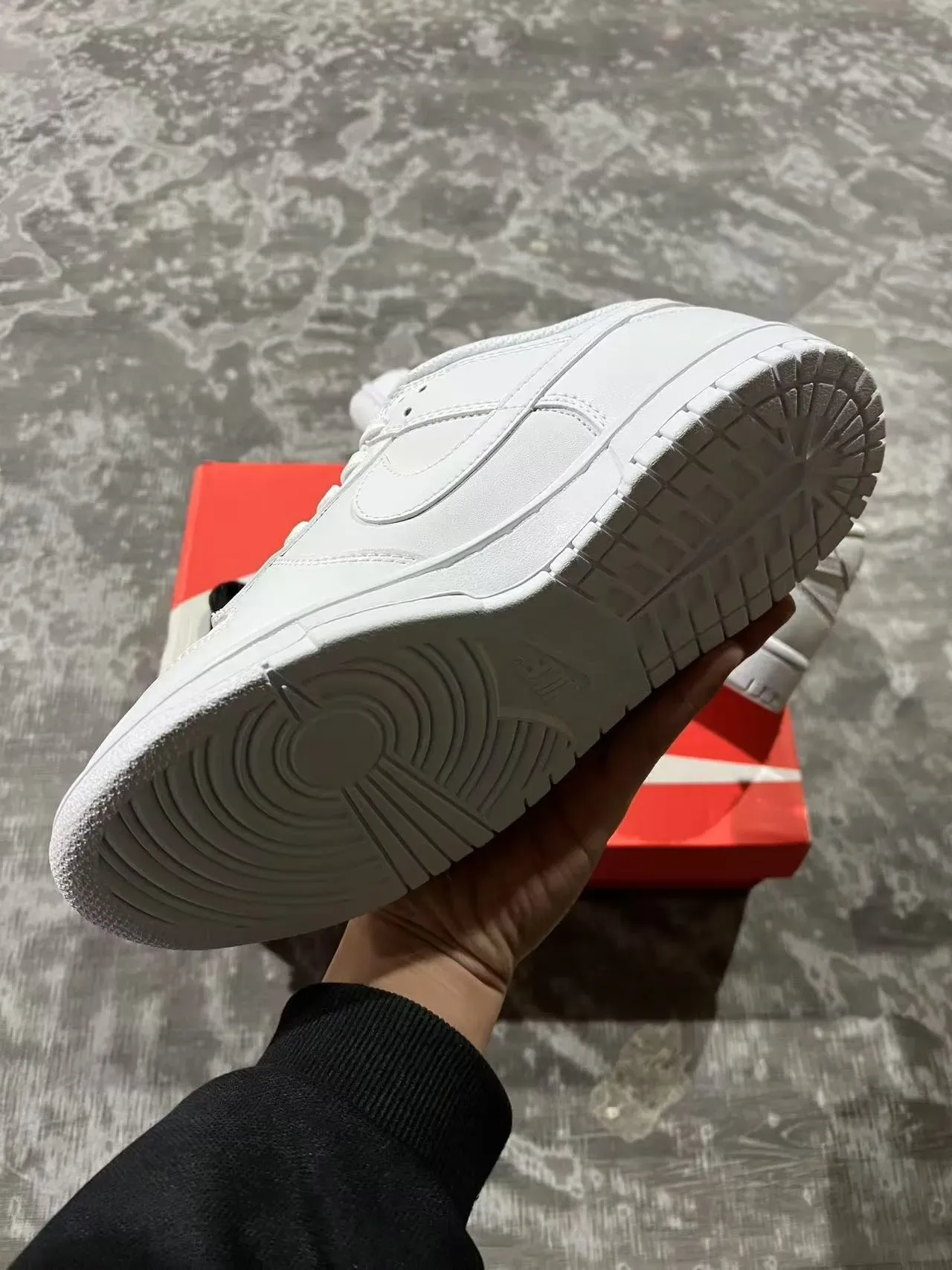 Nike White Black Low-Top Leather Upper Lifestyle Sneakers 7