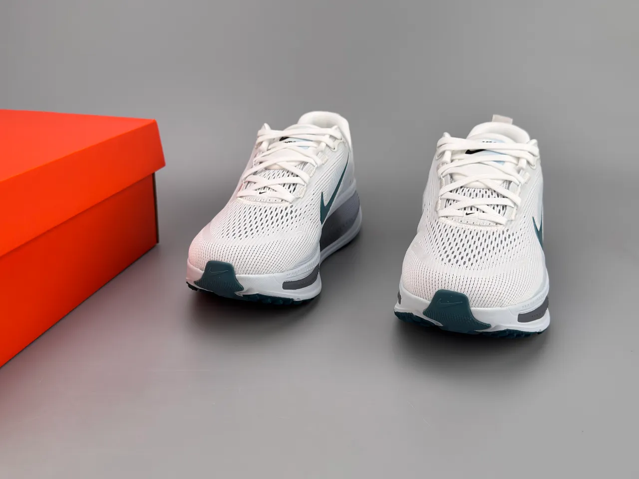 Nike White Blue Engineered Knit Upper ZoomX Cushioning Window Running Shoes 3