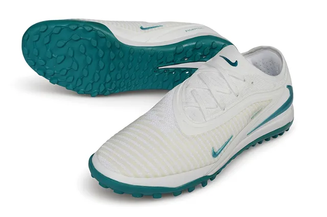 Nike Chaussures de football pour gazon blanc et bleu avec upper en maille et col intégré 4