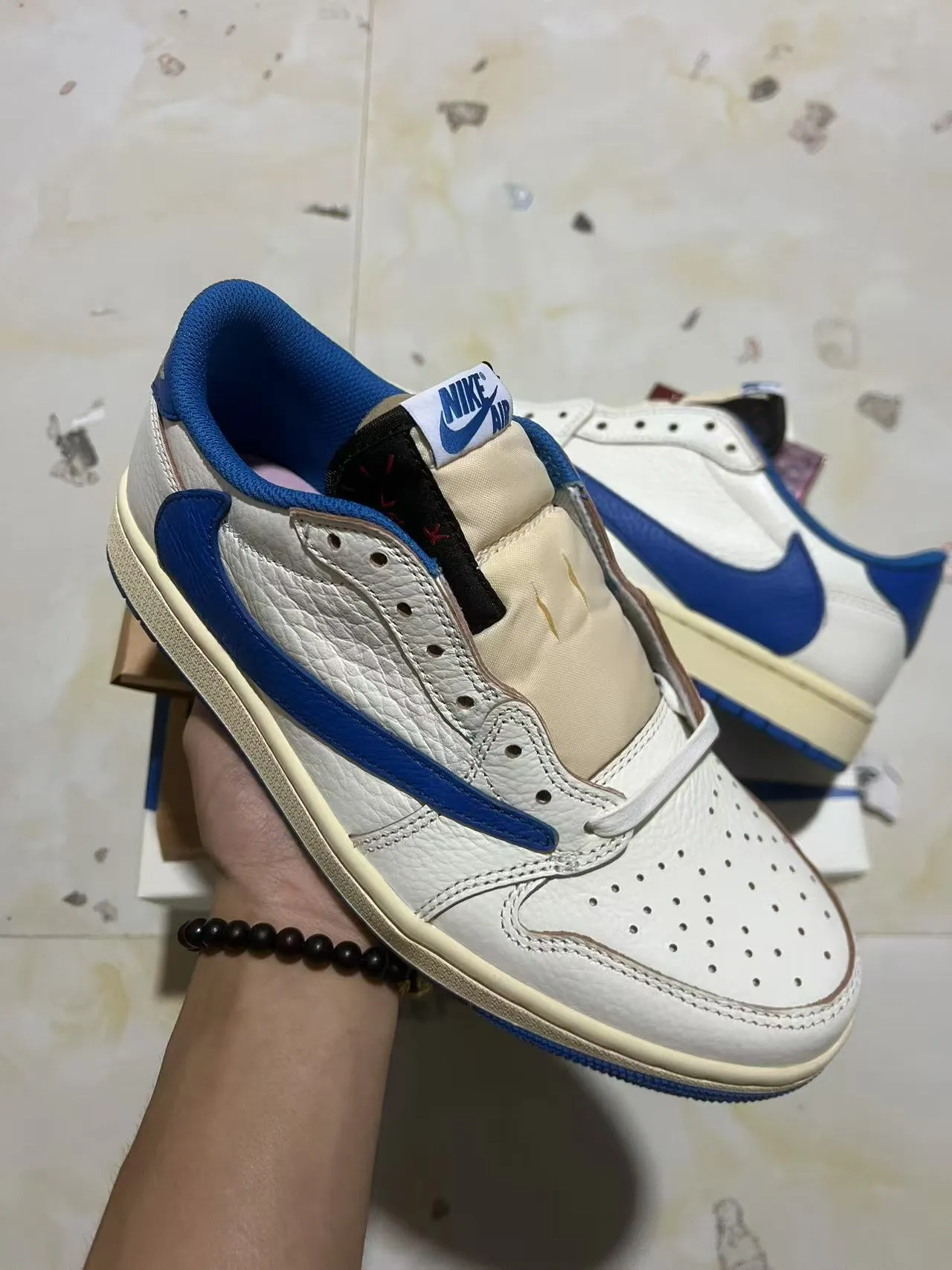 Nike White Blue Low-Top Leather Upper Lifestyle Sneakers 2