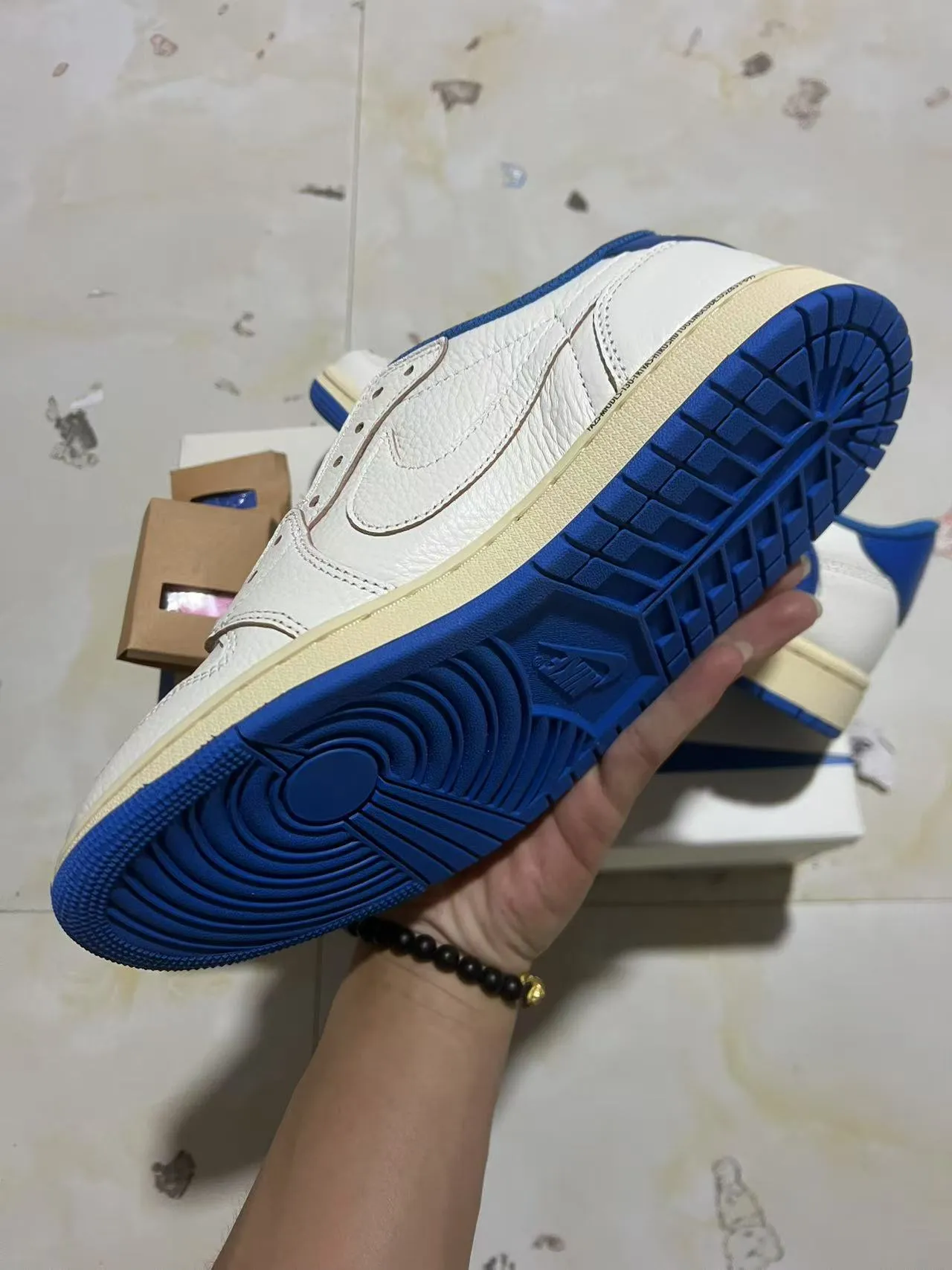 Nike White Blue Low-Top Leather Upper Lifestyle Sneakers 6