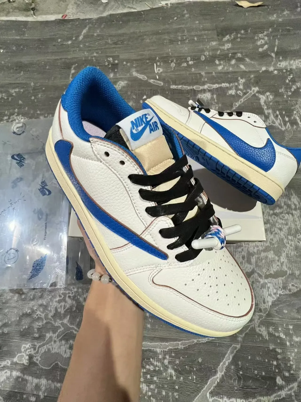 Nike White Blue Low-Top Textured Leather Upper Lifestyle Sneakers 2