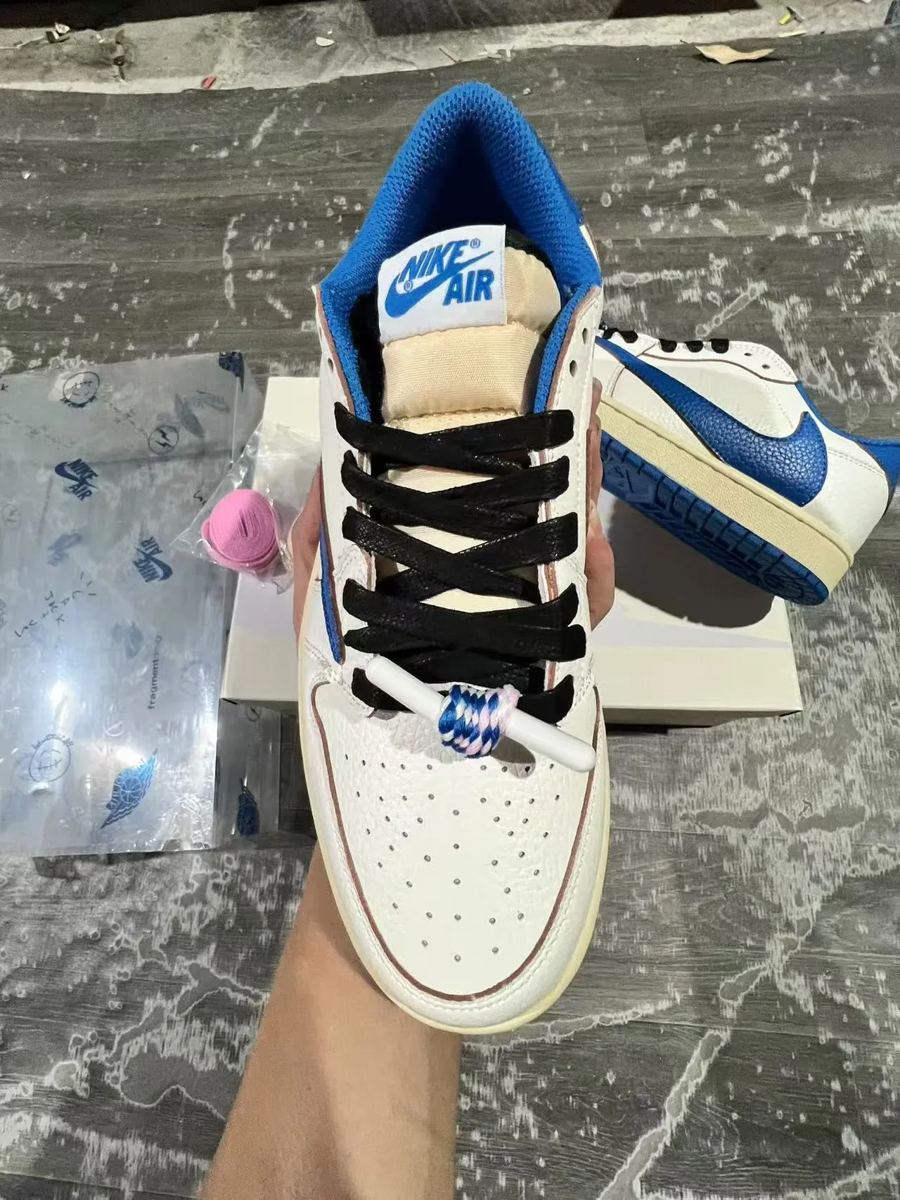 Nike White Blue Low-Top Textured Leather Upper Lifestyle Sneakers 3