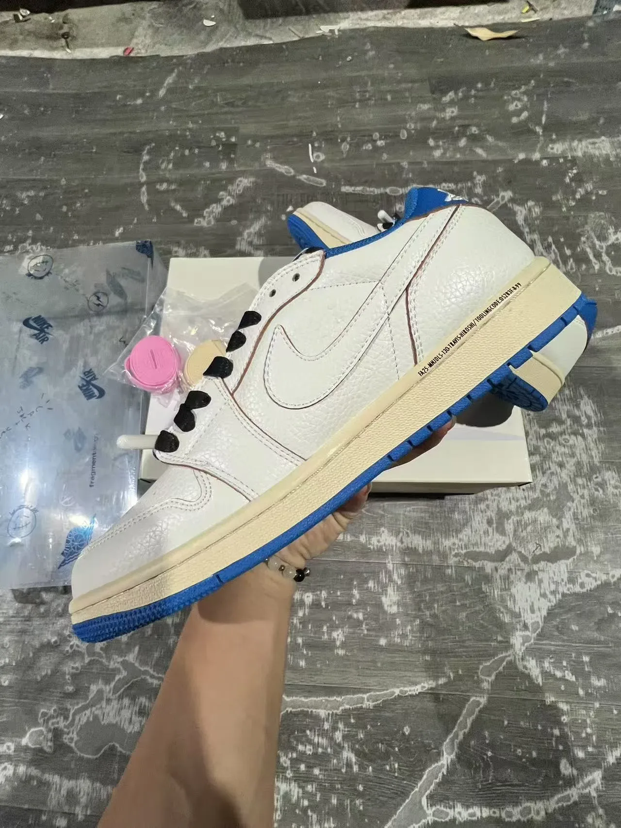 Nike White Blue Low-Top Textured Leather Upper Lifestyle Sneakers 5