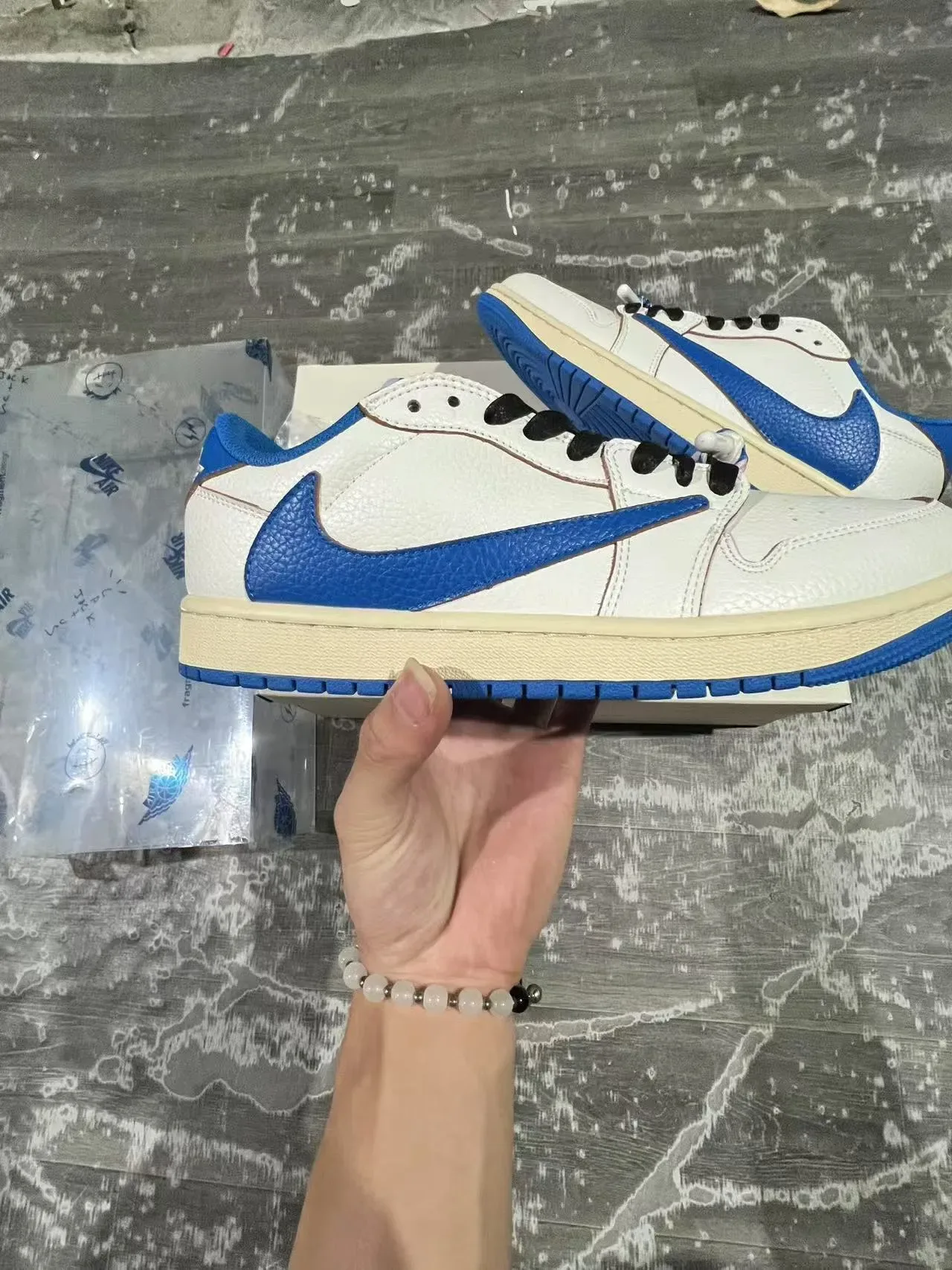 Nike White Blue Low-Top Textured Leather Upper Lifestyle Sneakers 7