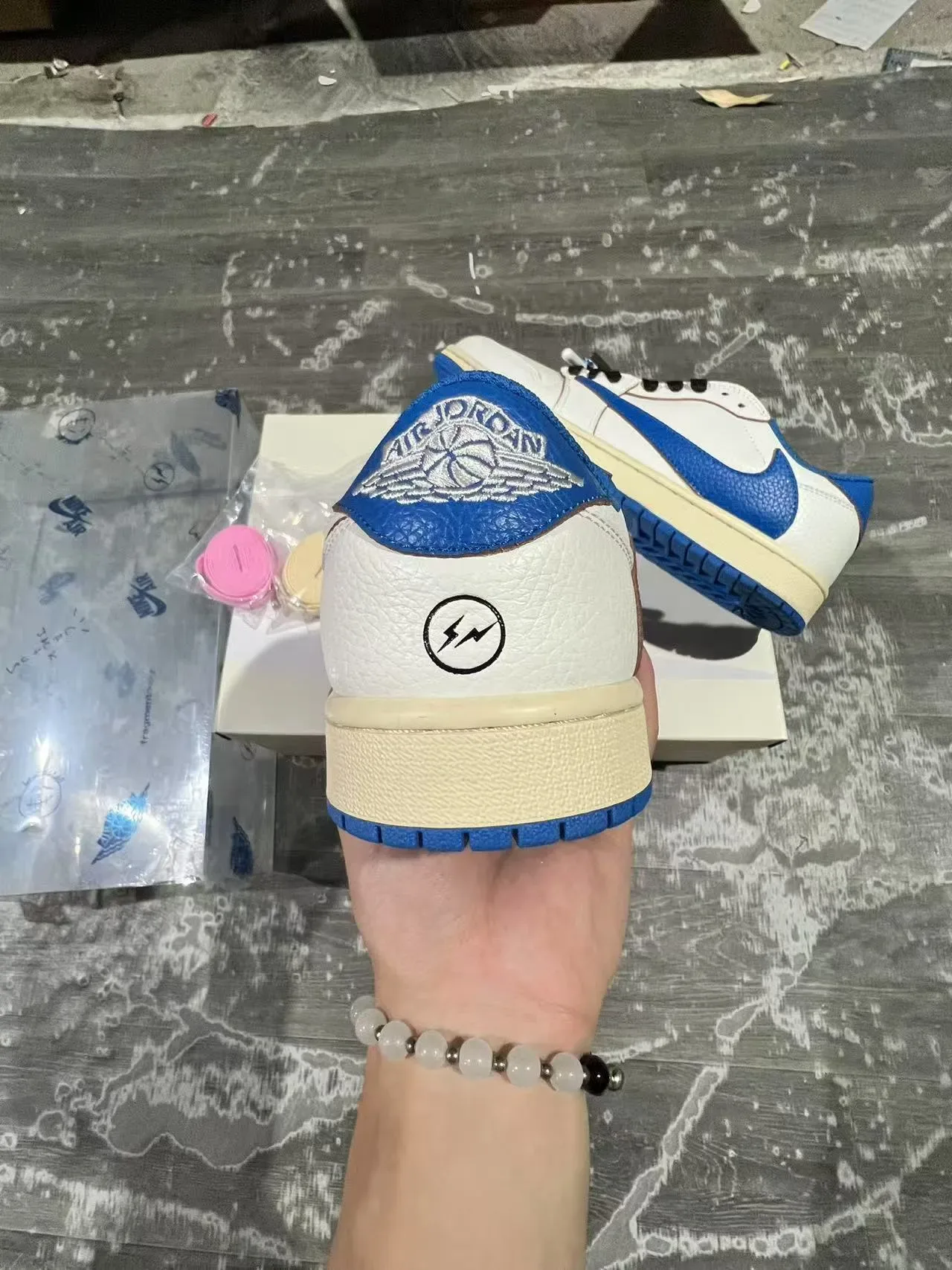 Nike White Blue Low-Top Textured Leather Upper Lifestyle Sneakers 8