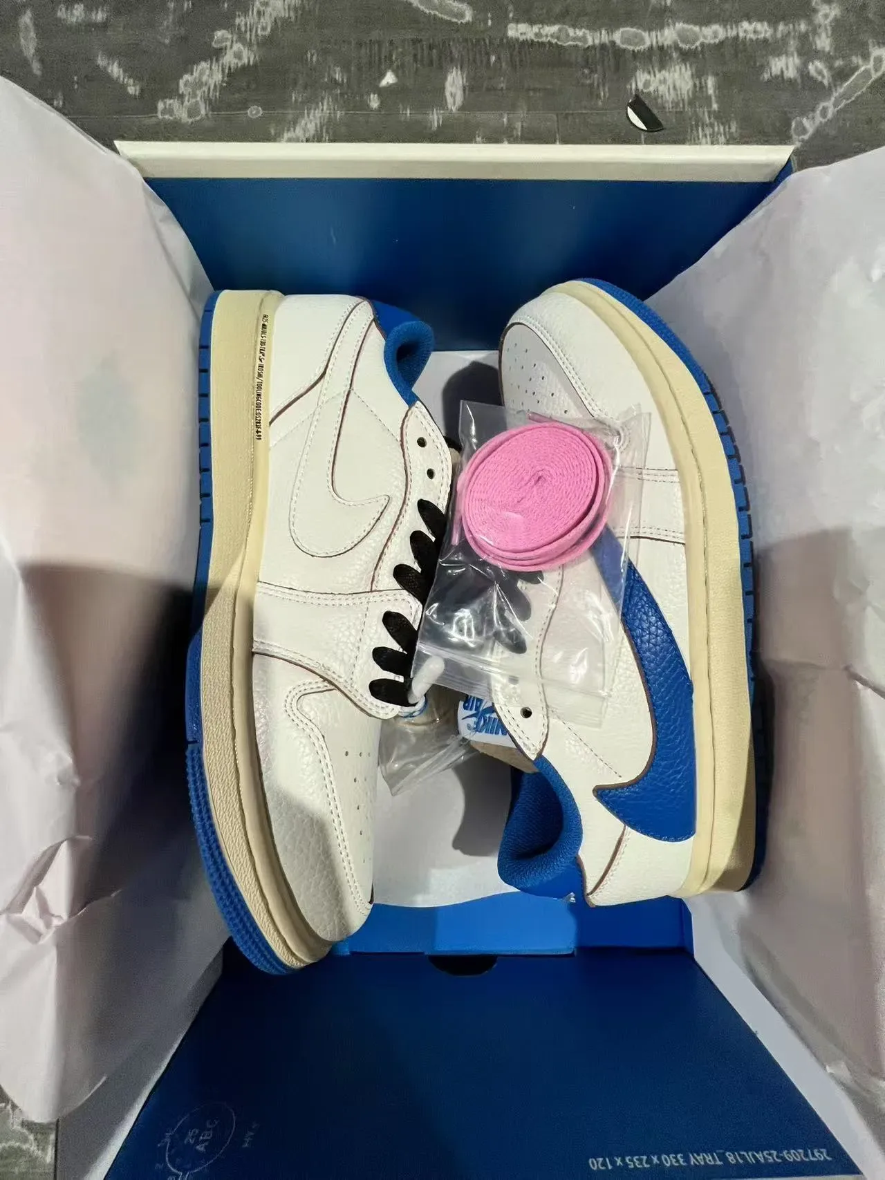 Nike White Blue Low-Top Textured Leather Upper Lifestyle Sneakers 12
