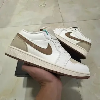 Nike সাদা বাদামী লো-টপ চামড়া এবং সুয়েড প্যানেলিং লাইফস্টাইল স্নিকার্স