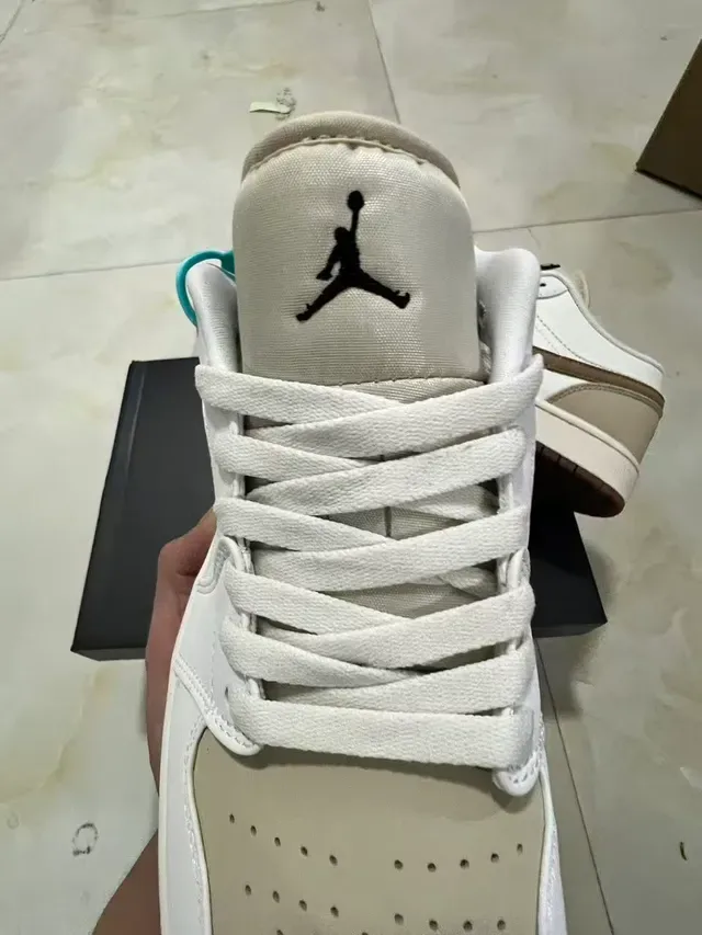 Nike White Brown Low-Top Leather And Suede Paneling Lifestyle Sneakers 4