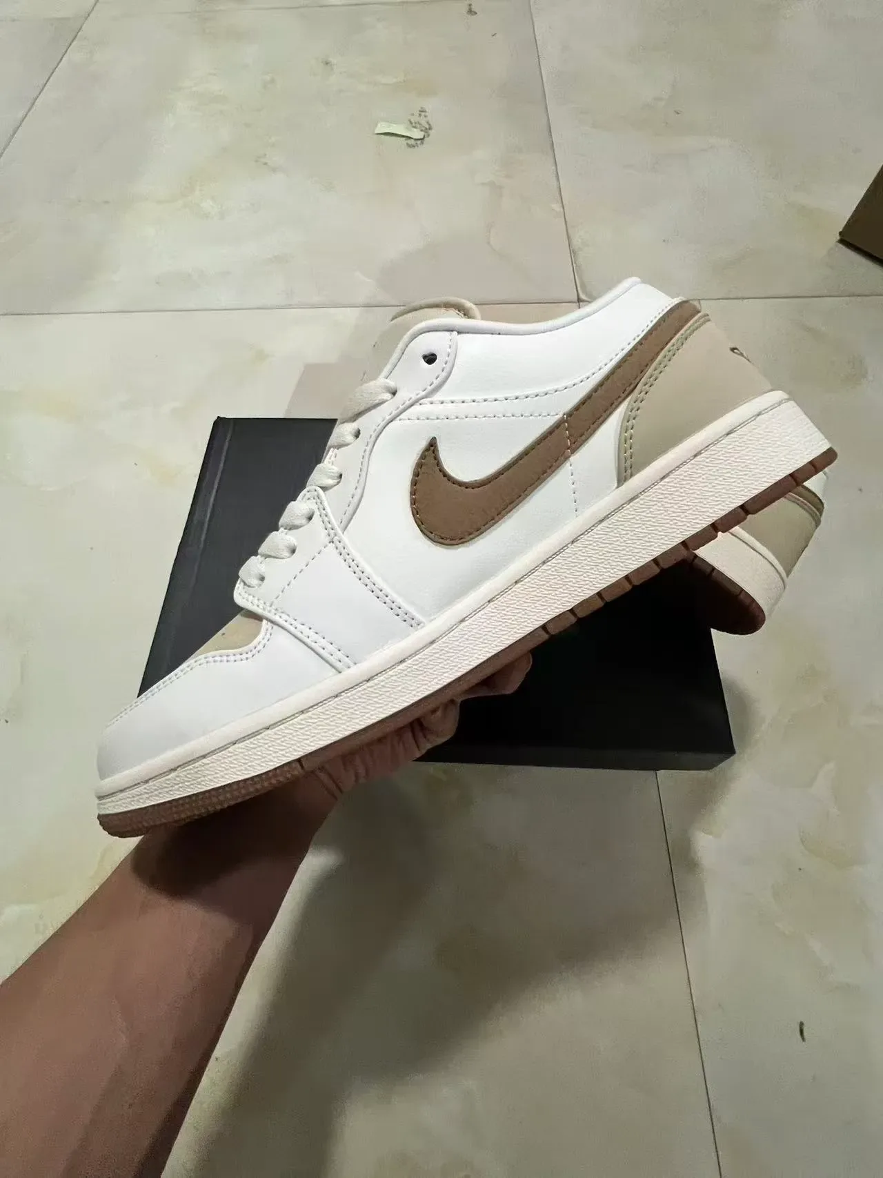Nike White Brown Low-Top Leather And Suede Paneling Lifestyle Sneakers 5