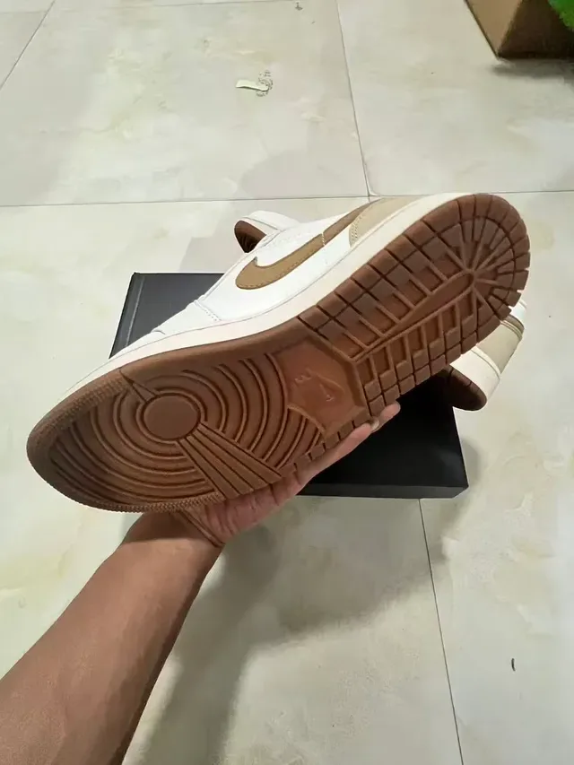 Nike White Brown Low-Top Leather And Suede Paneling Lifestyle Sneakers 6