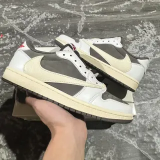 Nike সাদা ধূসর লো-টপ লেয়ার্ড লেদার-সুয়েড লাইফস্টাইল স্নিকার