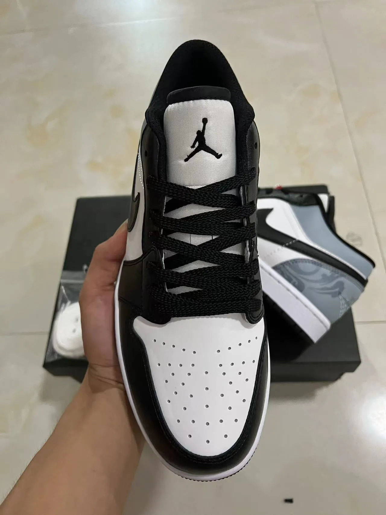 Nike White Gray Low-Top Silhouette Leather And Synthetic Upper Lifestyle Sneakers 3