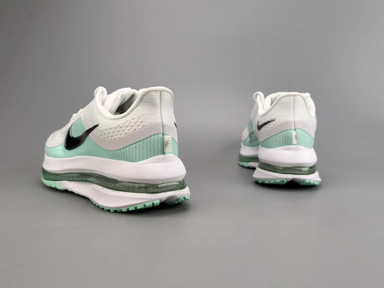 Nike White Green Knit Mesh Upper Ribbed Synthetic Midfoot Cage Running Shoes 6
