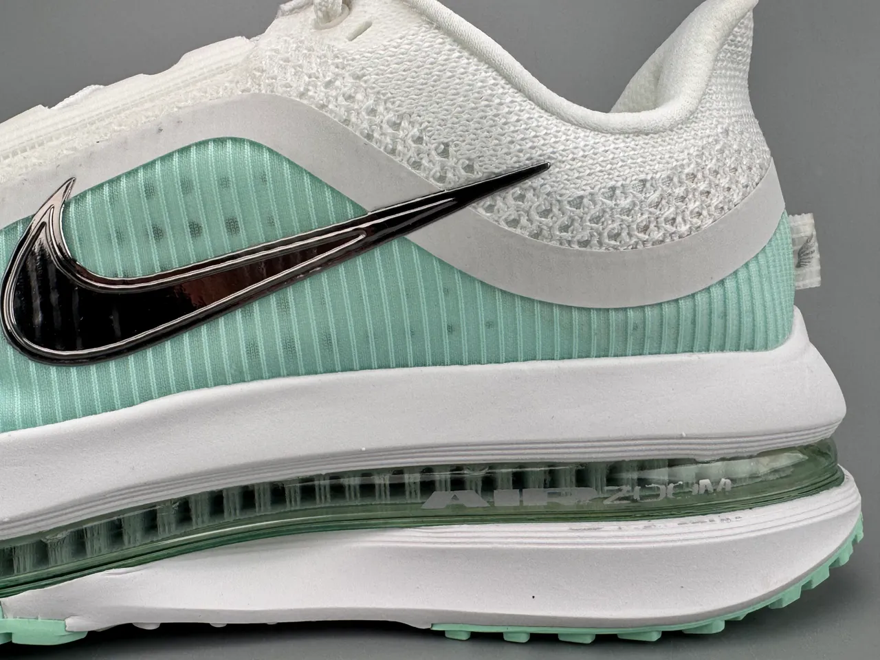 Nike White Green Knit Mesh Upper Ribbed Synthetic Midfoot Cage Running Shoes 7