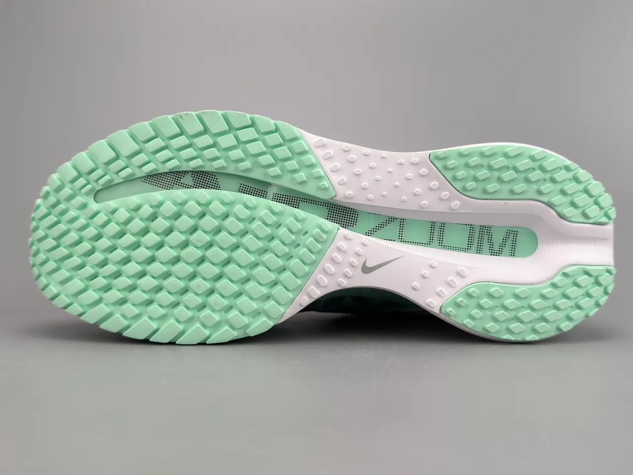 Nike White Green Knit Mesh Upper Ribbed Synthetic Midfoot Cage Running Shoes 8