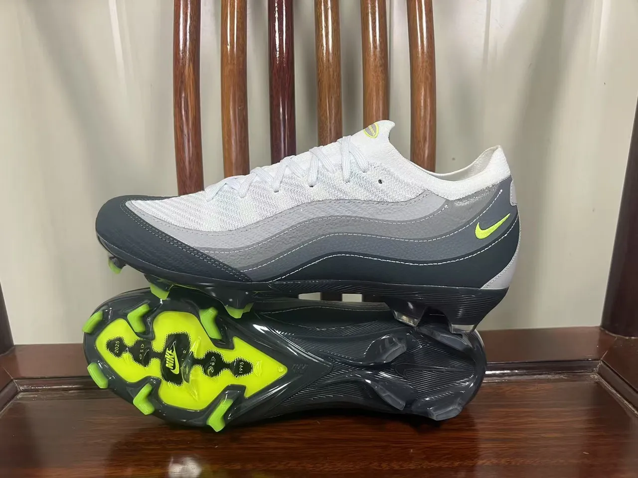 Nike White Green Low-Cut Knit Upper Wave-Patterned Synthetic Overlays Firm-Ground Soccer Shoes 7