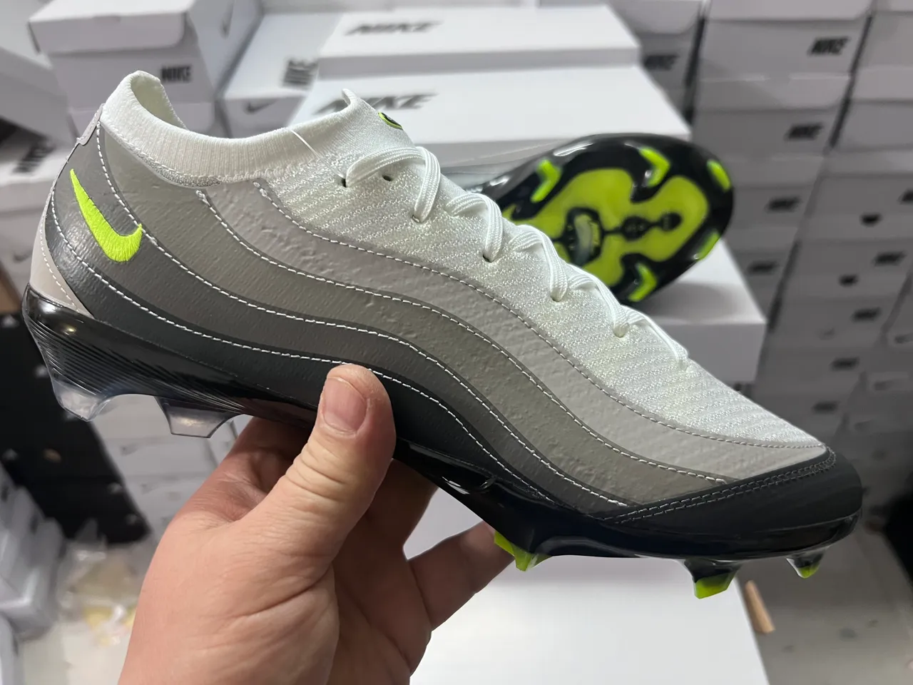 Nike White Green Low-Cut Knit Upper Wave-Patterned Synthetic Overlays Firm-Ground Soccer Shoes 9