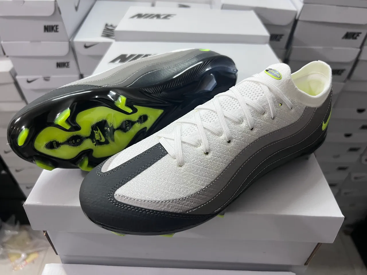Nike White Green Low-Cut Knit Upper Wave-Patterned Synthetic Overlays Firm-Ground Soccer Shoes 15