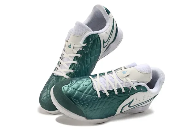 Nike Chaussures de soccer indoor blanches et vertes capuchon matelassé upper mesh perforé 7