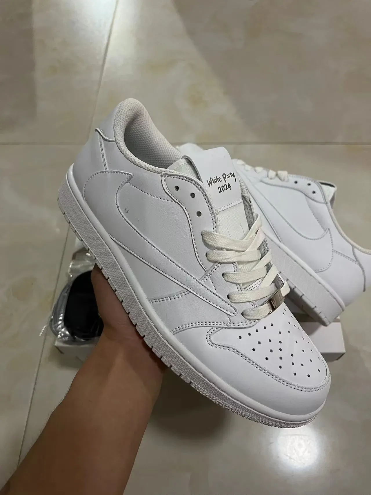 Nike White Low-Top Lifestyle Sneakers 2