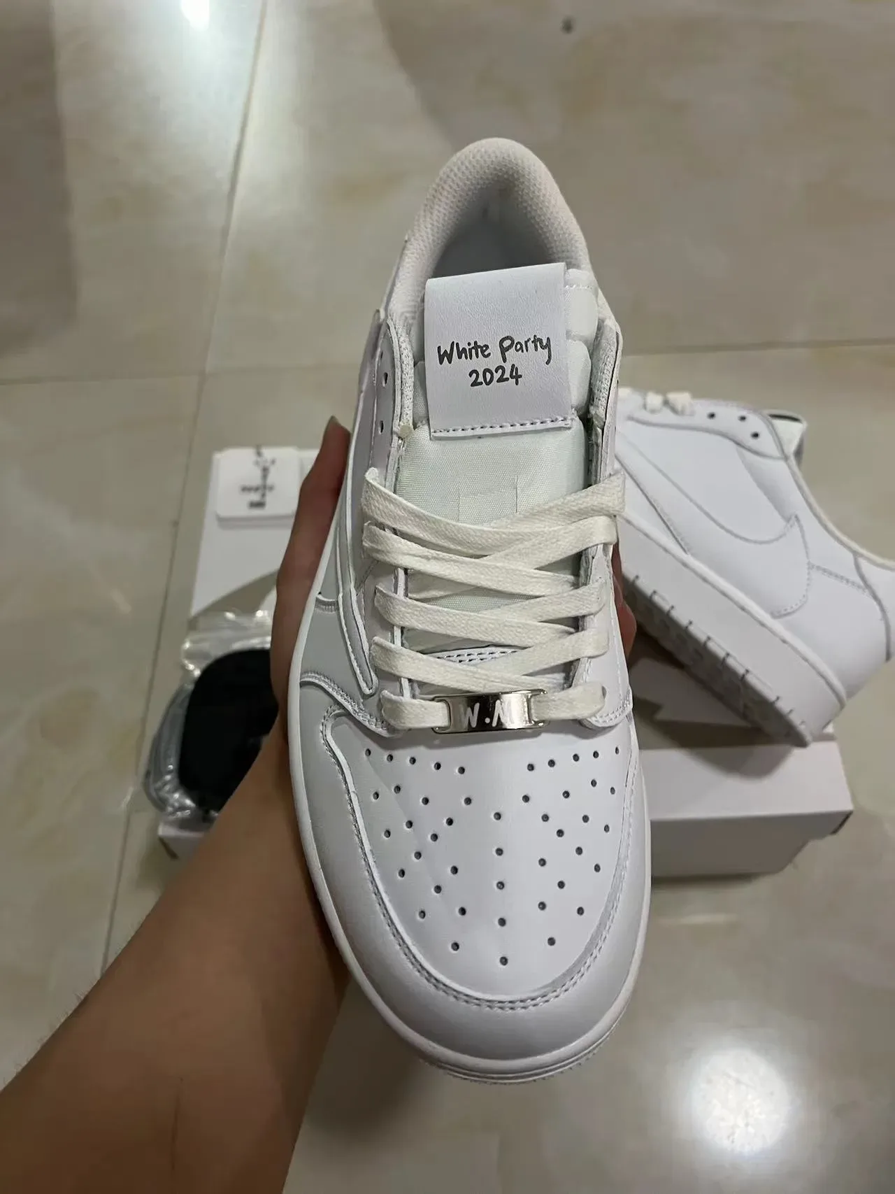 Nike White Low-Top Lifestyle Sneakers 3