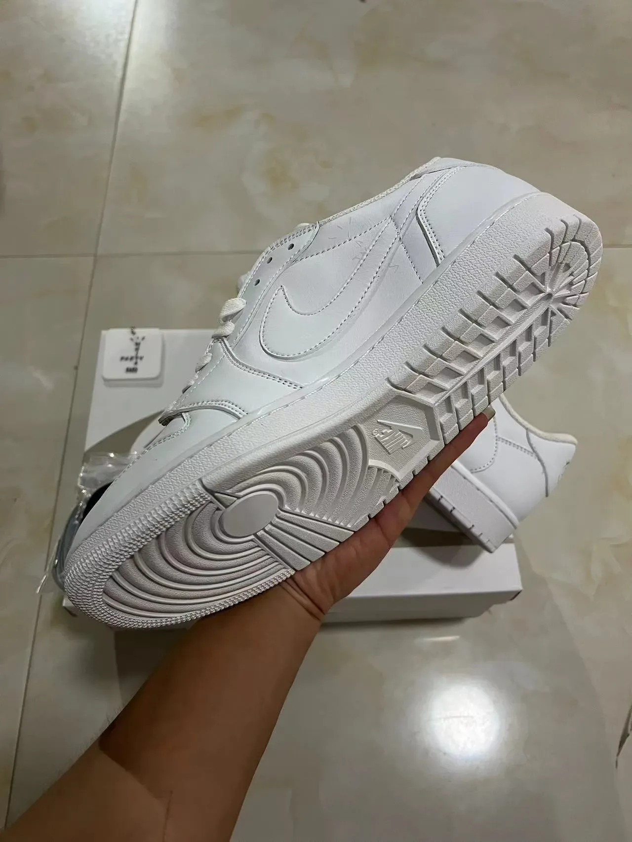 Nike White Low-Top Lifestyle Sneakers 6