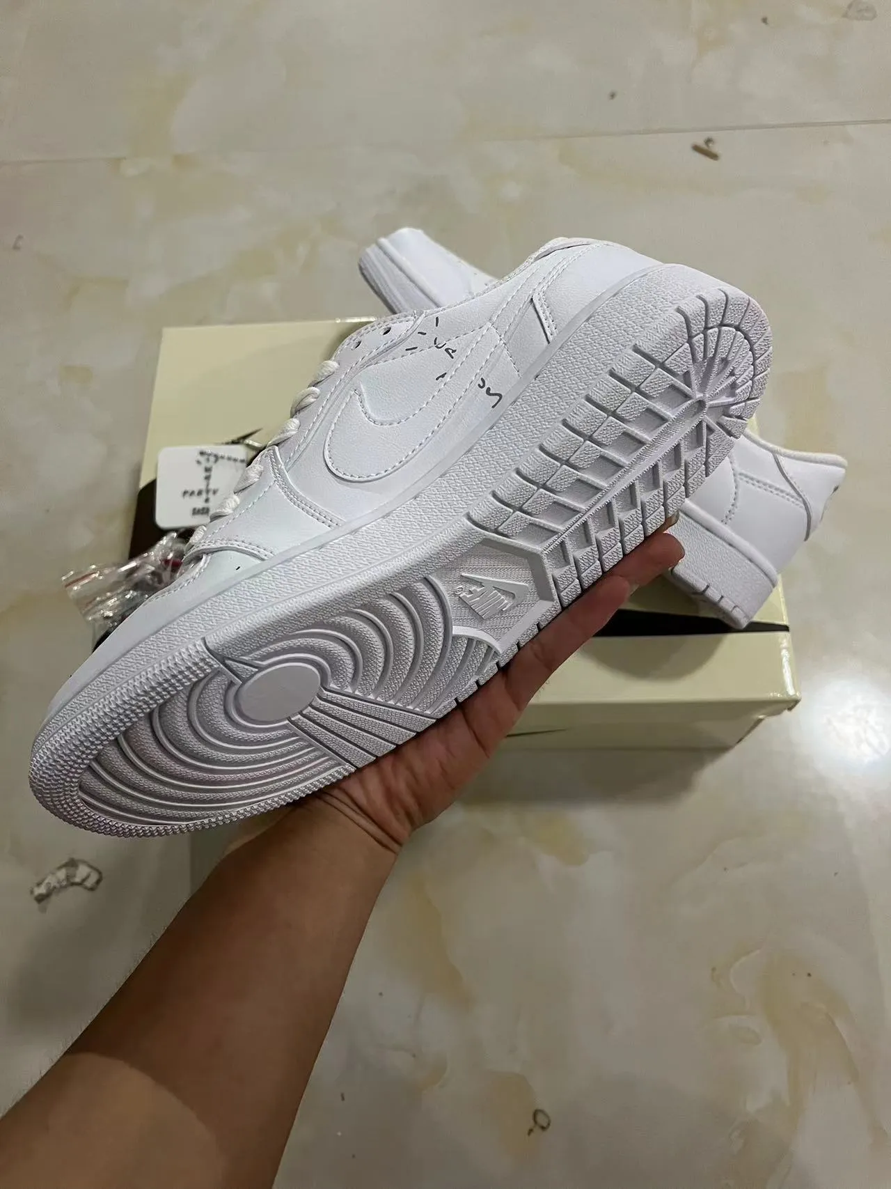 Nike White Monochrome Low-Top Silhouette Lifestyle Sneakers 6