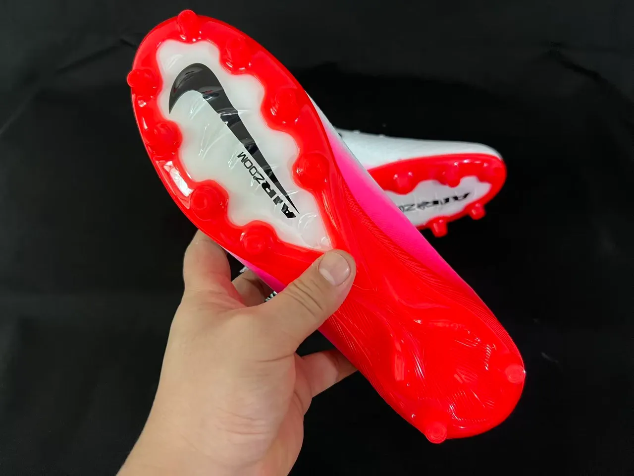 Nike Chaussures de football blanc rose, talon bas, dessus à enfiler, panneau de talon dégradé, surface ferme 2