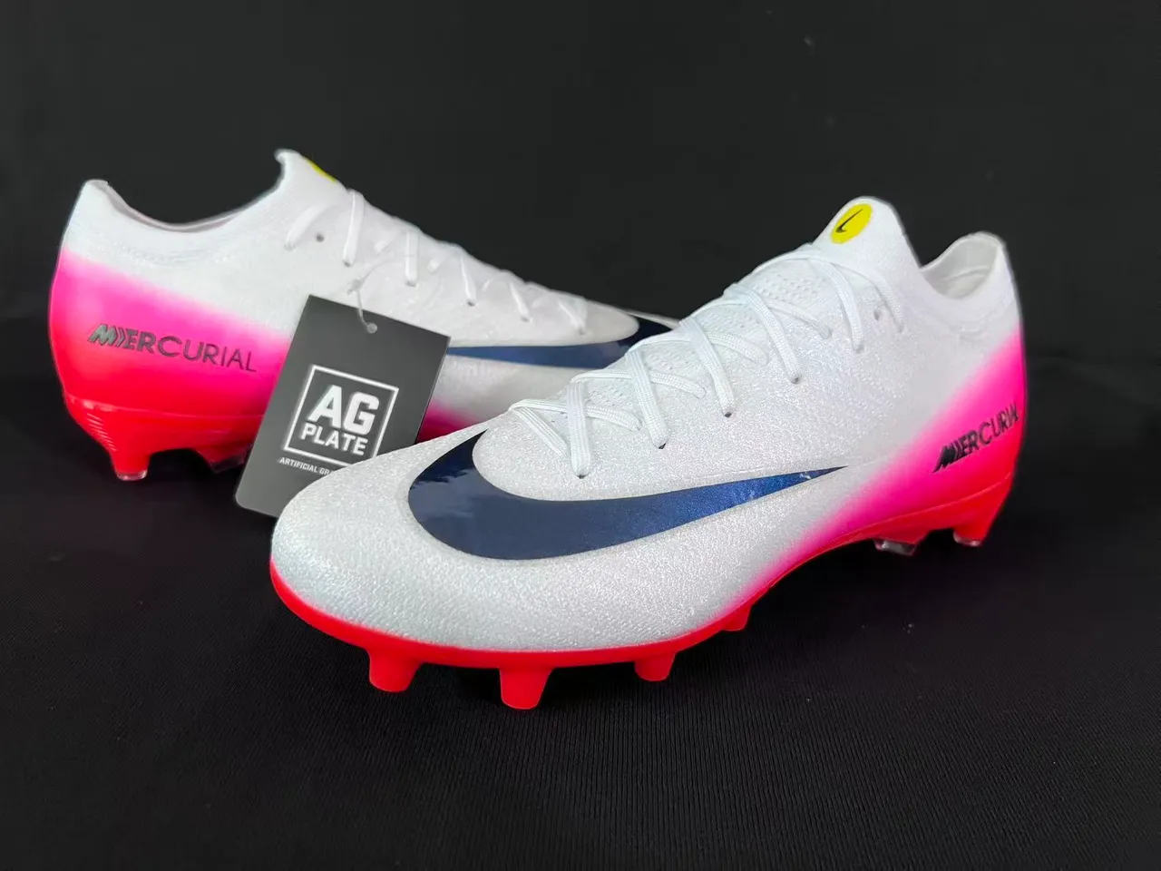 Nike Chaussures de football blanc rose, talon bas, dessus à enfiler, panneau de talon dégradé, surface ferme 6