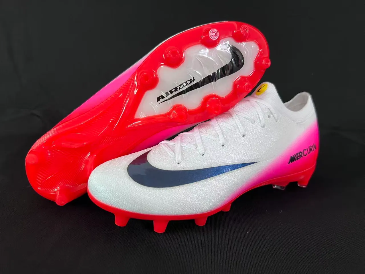 Nike Chaussures de football blanc rose, talon bas, dessus à enfiler, panneau de talon dégradé, surface ferme 7