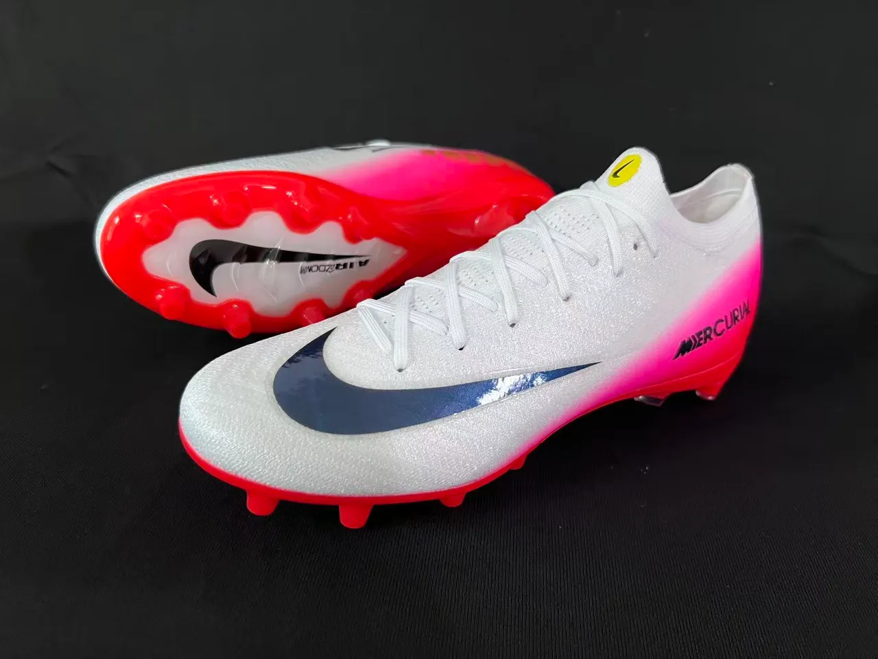 Nike Chaussures de football blanc rose, talon bas, dessus à enfiler, panneau de talon dégradé, surface ferme 8