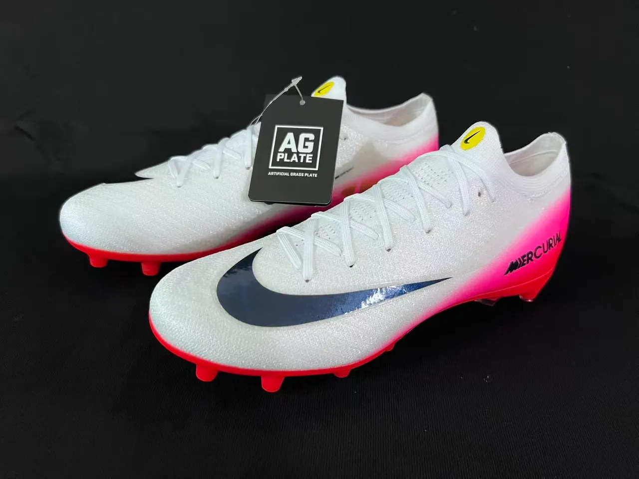 Nike Chaussures de football blanc rose, talon bas, dessus à enfiler, panneau de talon dégradé, surface ferme 9