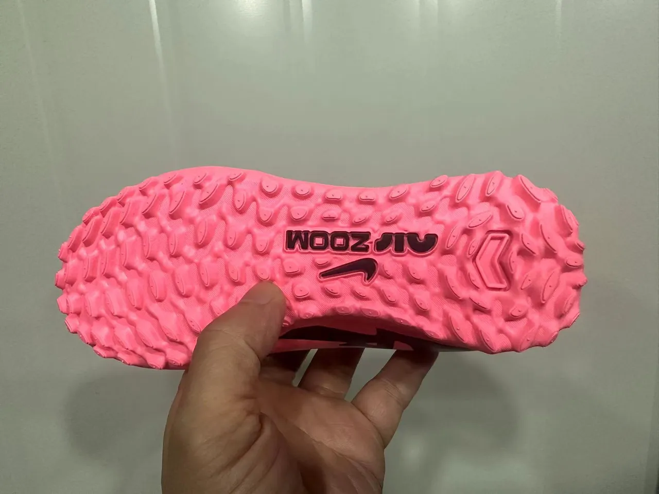 Nike blanco y rosa cuello sock-fit cierre de correa elástica Turf zapatos de fútbol 2