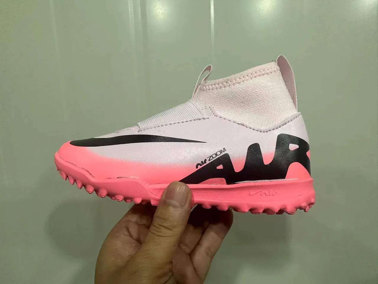 Nike blanco y rosa cuello sock-fit cierre de correa elástica Turf zapatos de fútbol 3