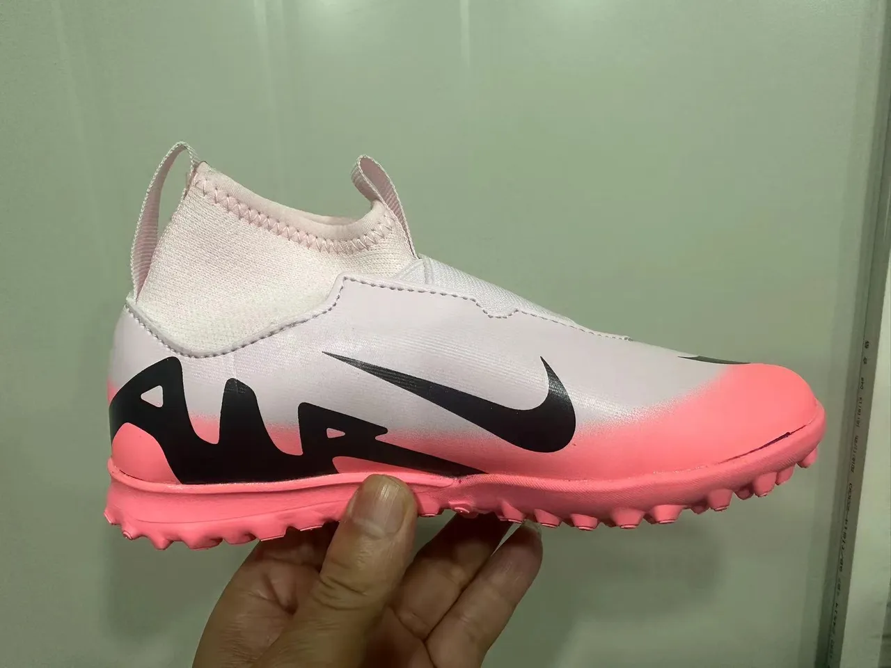 Nike blanco y rosa cuello sock-fit cierre de correa elástica Turf zapatos de fútbol 4