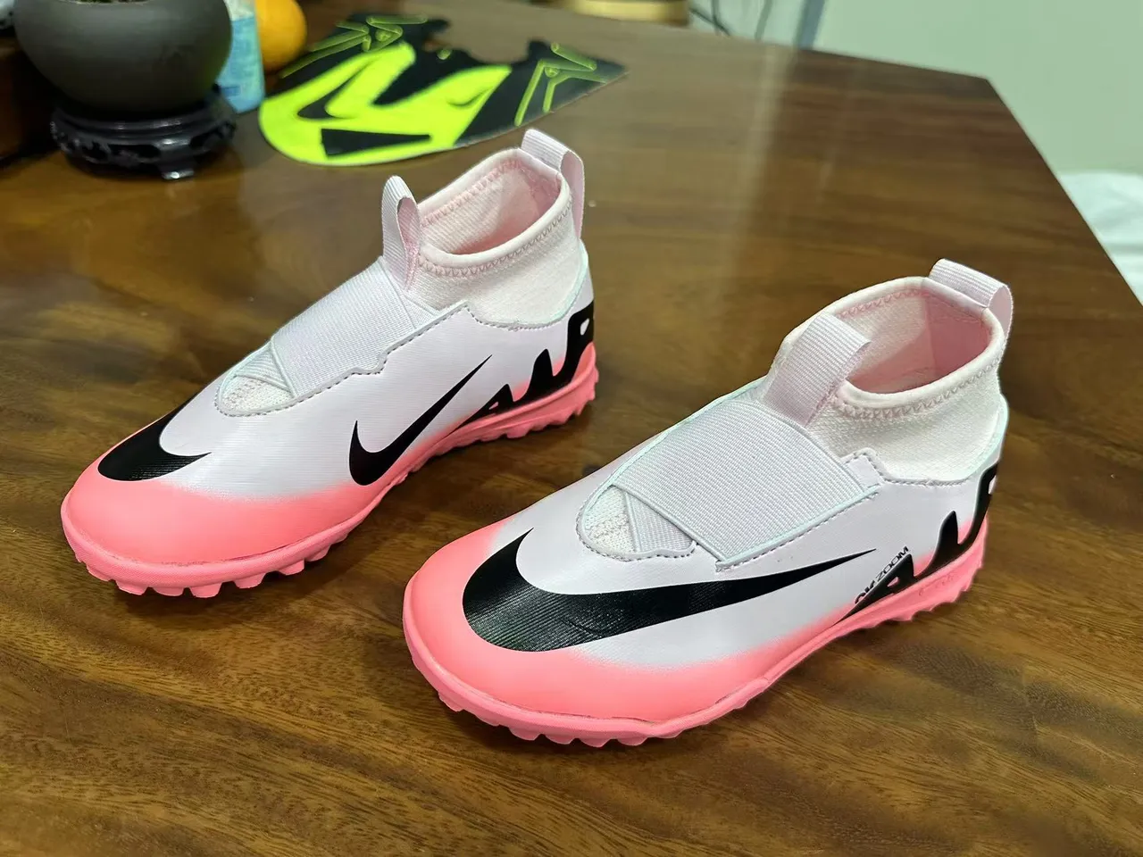 Nike blanco y rosa cuello sock-fit cierre de correa elástica Turf zapatos de fútbol 5
