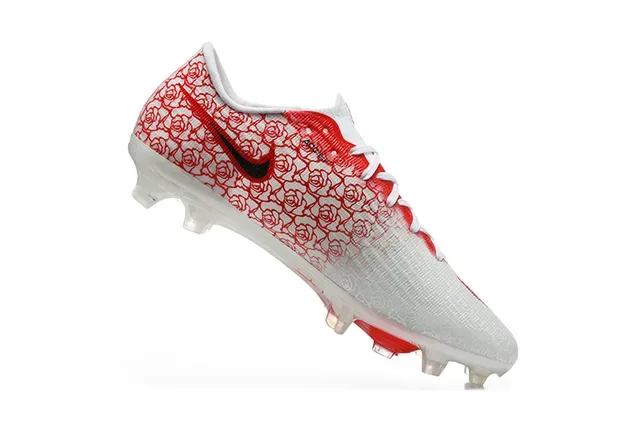 Nike Chaussures de football blanches et rouges, basses, upper Flyknit, surface ferme 3