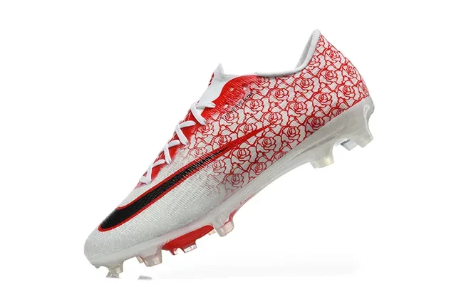 Nike Chaussures de football blanches et rouges, basses, upper Flyknit, surface ferme 4
