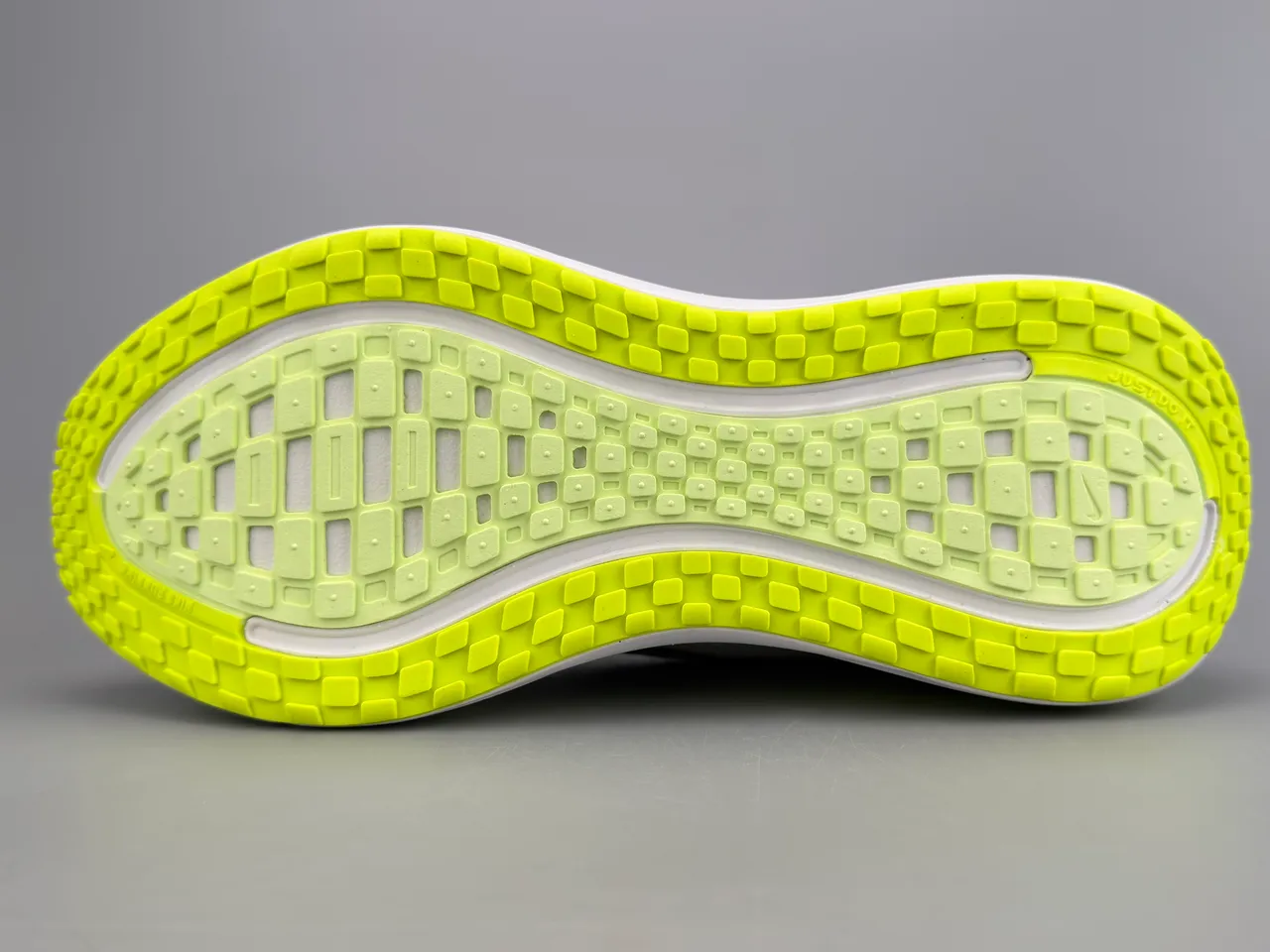Nike White Yellow Engineered Mesh Upper Wave-Shaped ZoomX Midsole Running Shoes 8