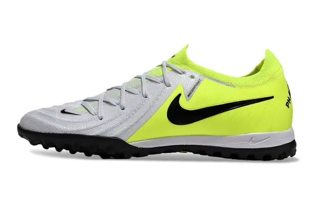 Nike Chaussures de Football Turf Blanches et Jaunes avec Upper en Maille et Accents en Neon Volt 8