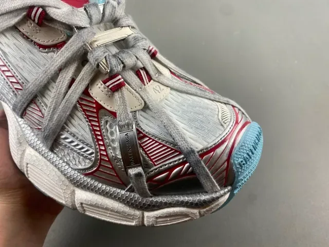 Nike Zoom 2K Argent Rouge Matériaux Synthétiques Stratifiés Cage Sculptée Ondulante Sémelle Intermédiaire Sneakers Épaisses 2