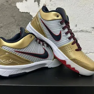 نايك Zoom Kobe IV حذاء كرة السلة ذهبي معدني