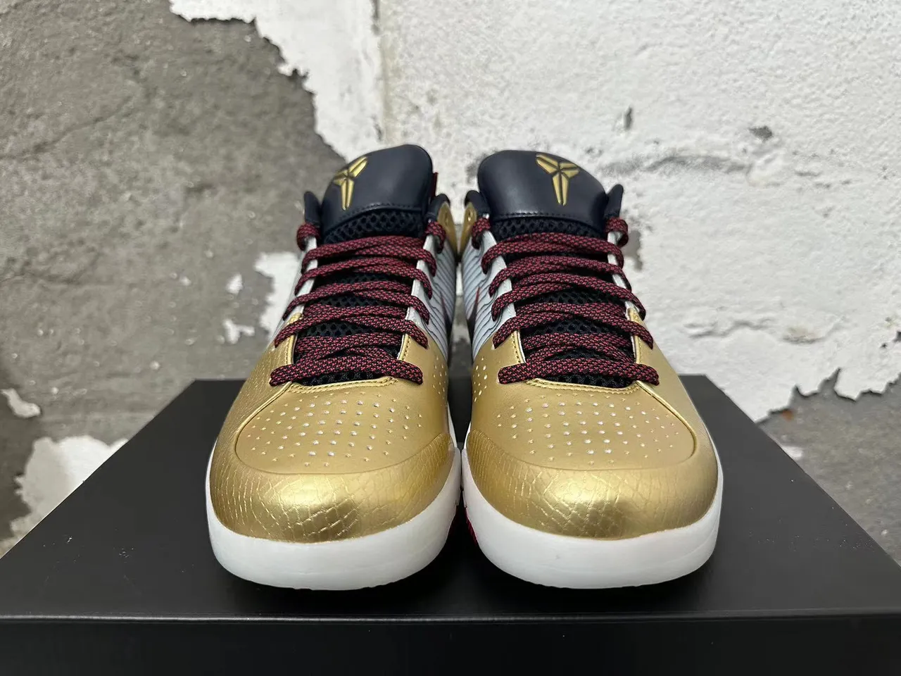 Nike Zoom Kobe IV Chaussures de Basketball Or Métallique 3